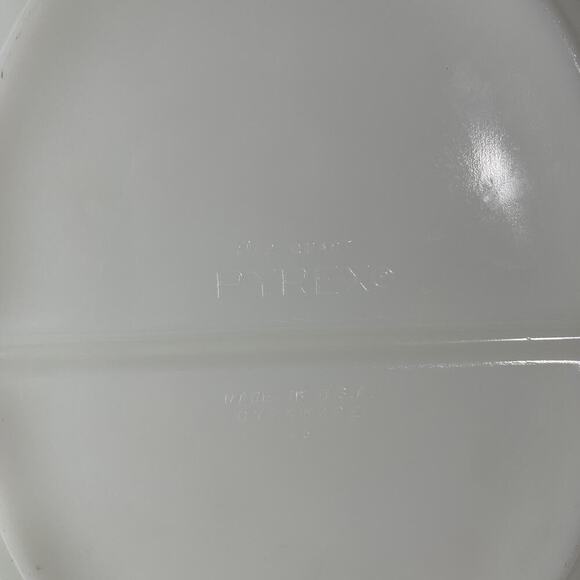 Pyrex 1.5qt Covered Divided Dish - Picture 3 of 3